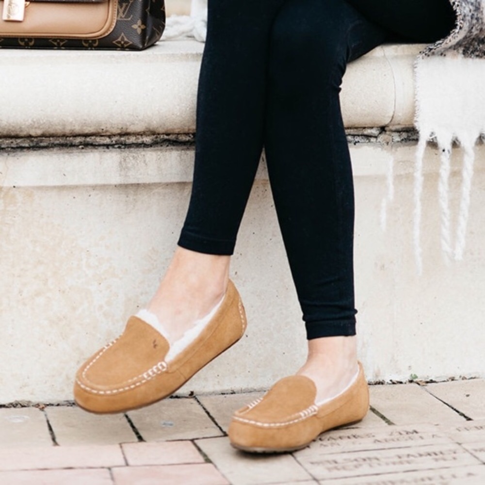 Koolaburra by UGG Tan/ Chestnut Slippers - Picture 1 of 16